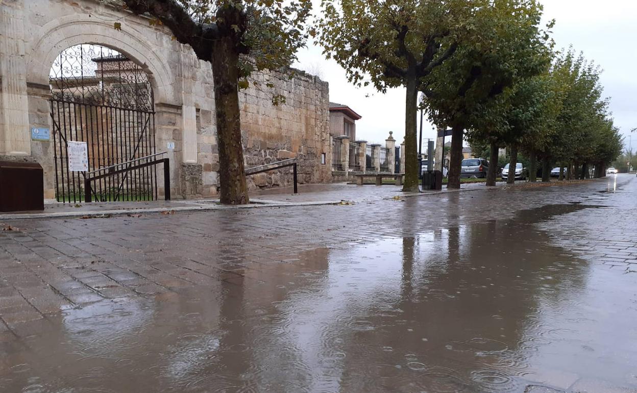 El agua corre por las calles de Rioseco tras las intensas lluvias.