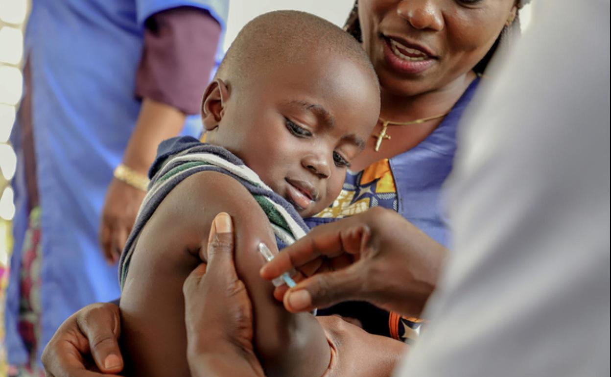Un niño recibe una vacuna en la República Democrática del Congo.