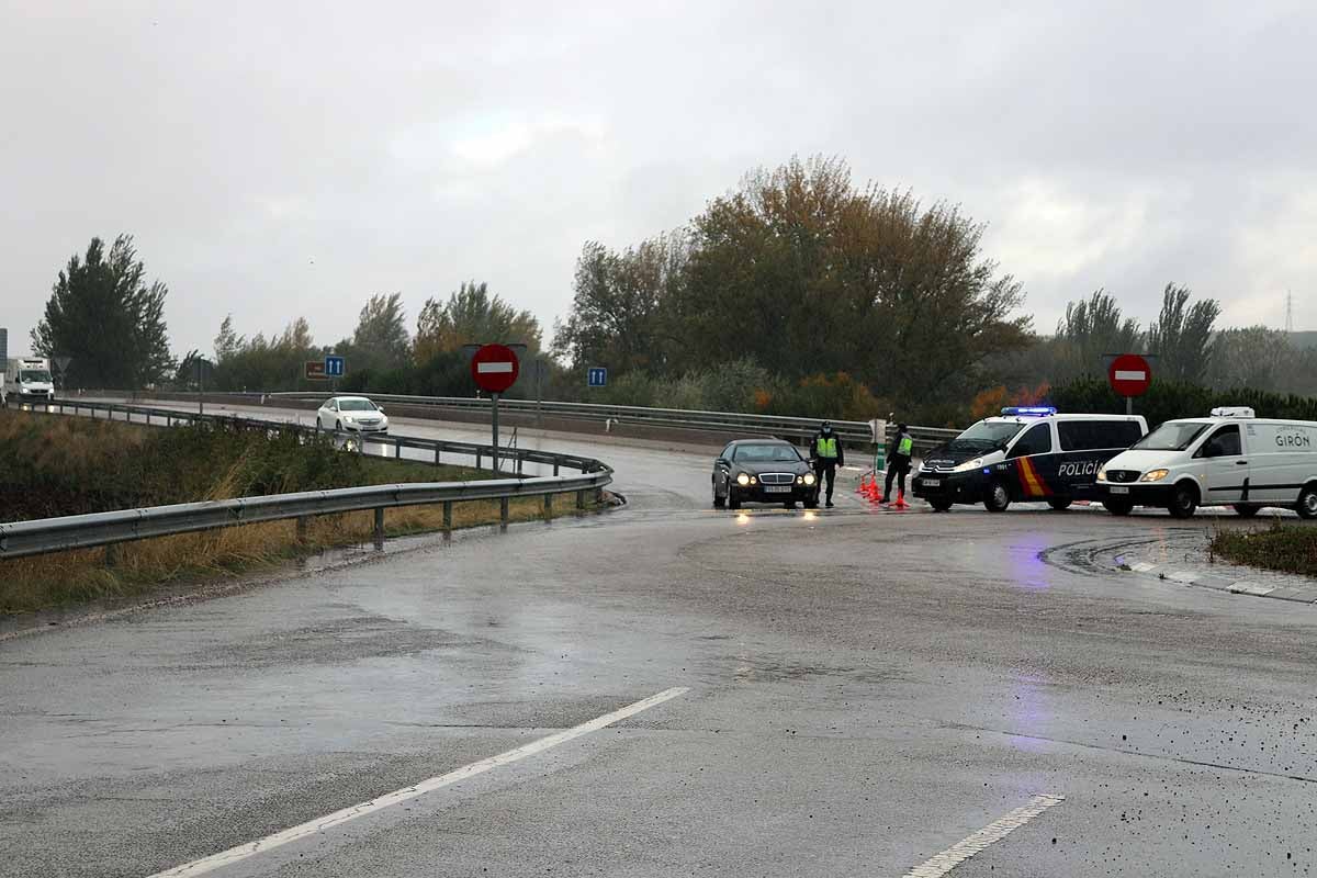 Controles de la Policía Local en el primer día de confinamiento en Burgos. 