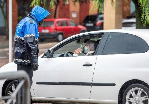 Controles de la Policía Local en el primer día de confinamiento en Burgos. 