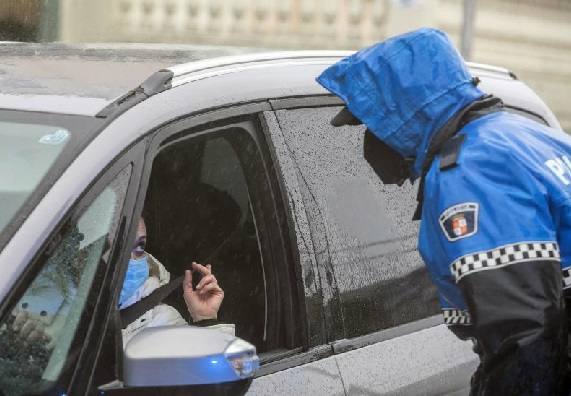 Controles de la Policía Local en el primer día de confinamiento en Burgos. 