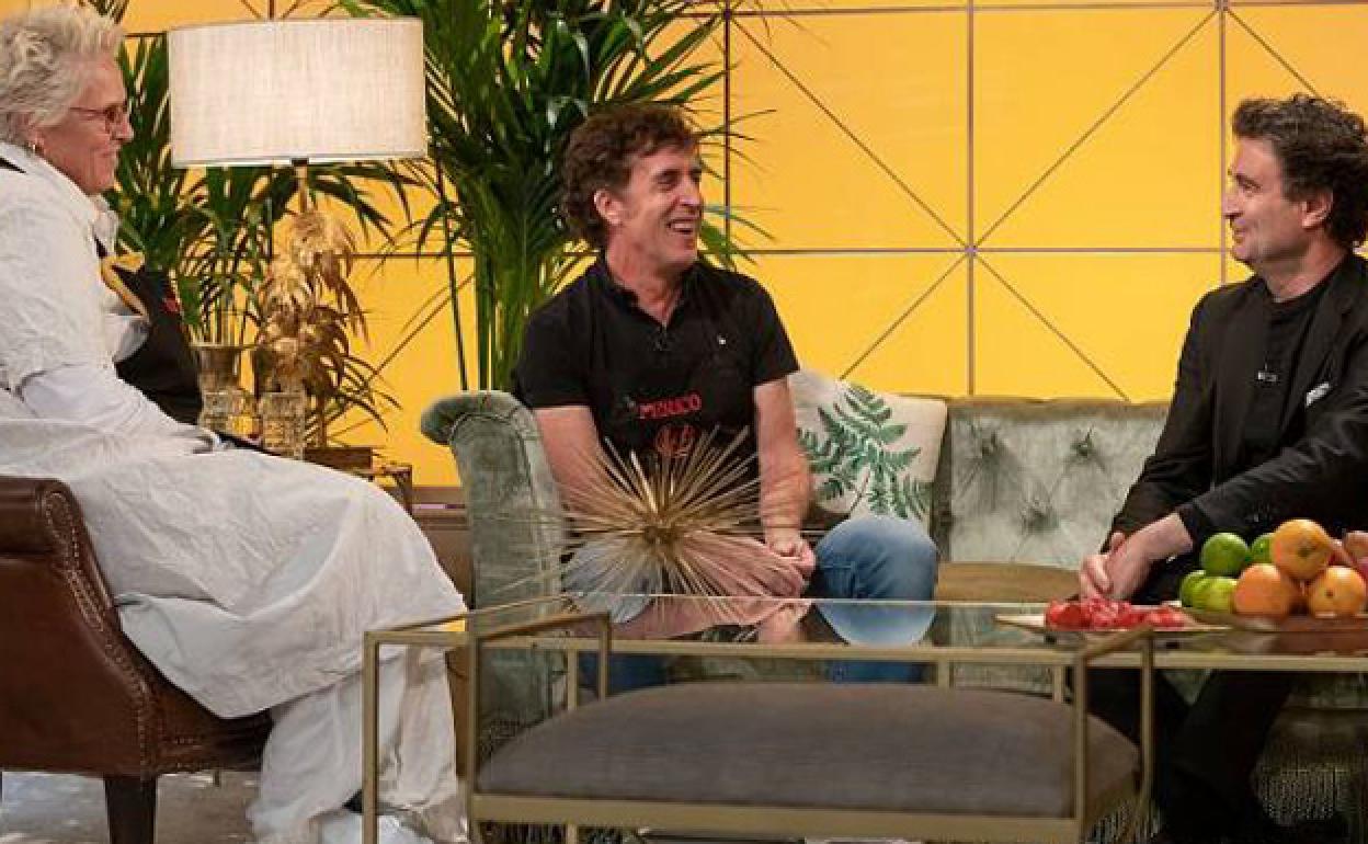 Lucía Dominguín y Perico Delgado con Pepe Rodríguez. 