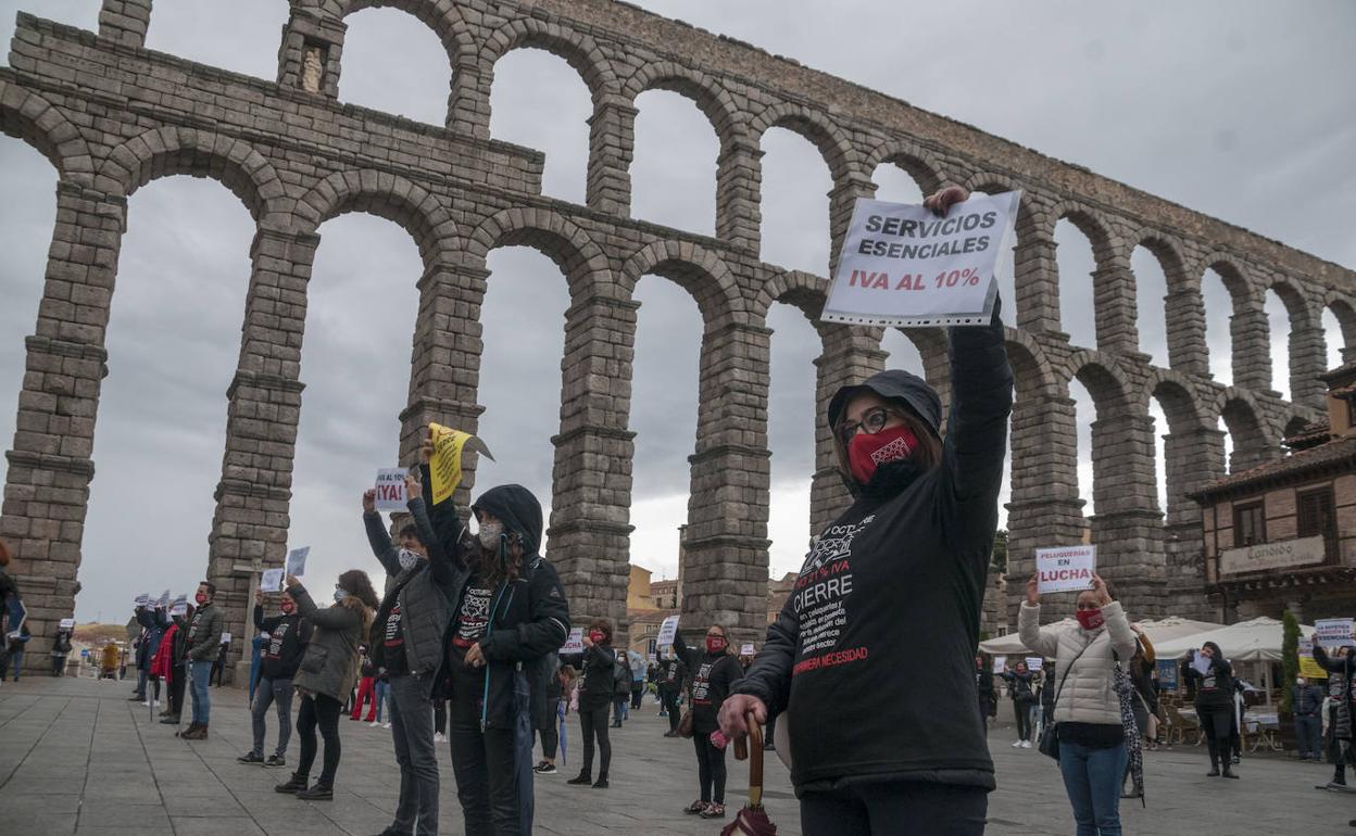 Un momento de la concentración de ayer junto al Acueducto. 
