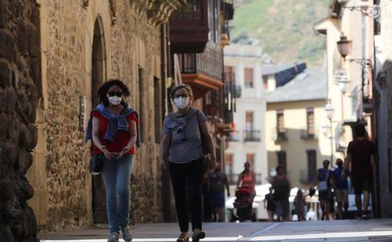 Dos mujeres pasean por Ponferrada con la mascarilla.