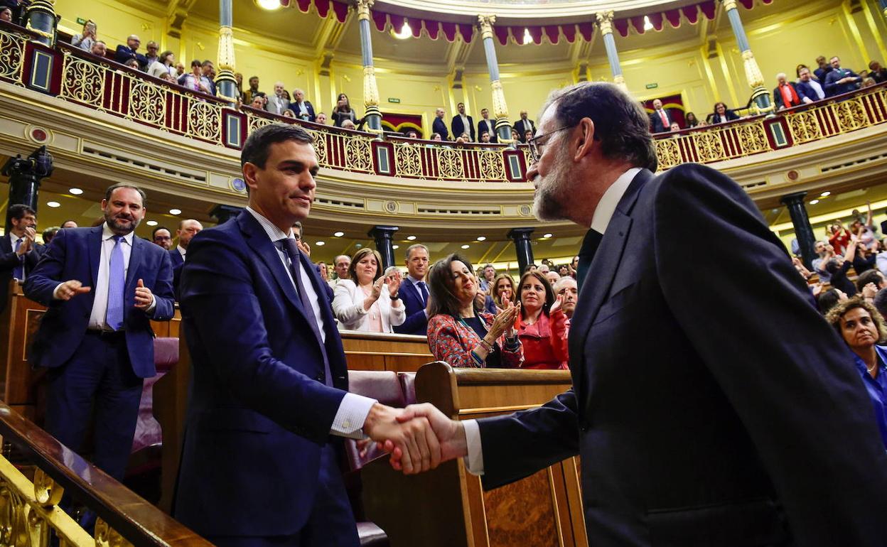 Pedro Sánchez y Mariano Rajoy se dan la mano tras la moción de censura de 2018.