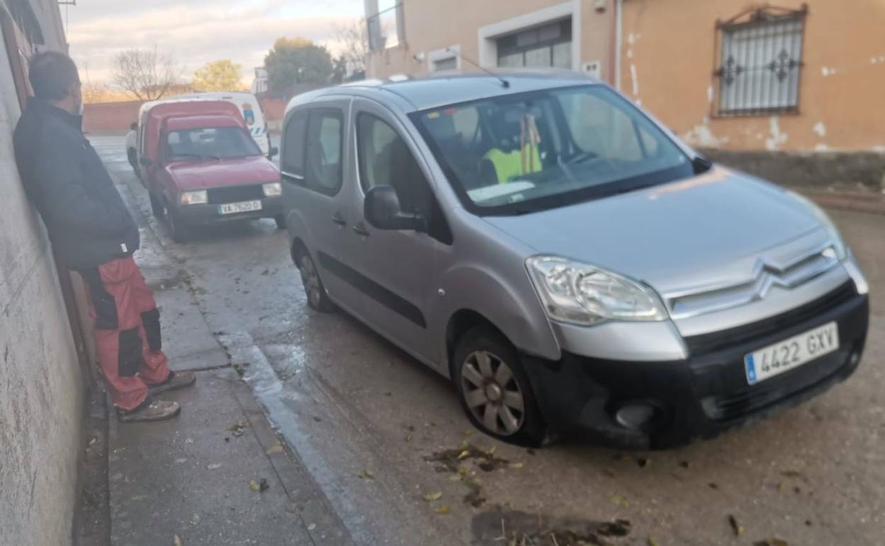 Coche del alcalde de Olivares de Duero, con las ruedas pinchadas. 