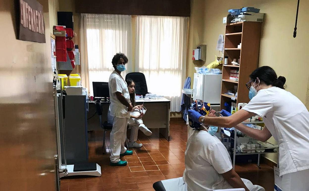 Trabajadoras de la residencia de Riaza se someten a las pruebas PCR cuando se detectó que el brote afectaba al centro. 