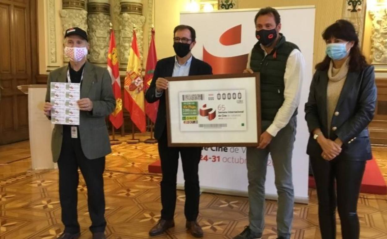 El delegado territorial de la ONCE en Castilla y León, Ismael Pérez, el alcalde de Valladolid, Óscar Puente, la concejala de Cultura, Ana Redondo, y l director del Festival, Javier Angulo, en la presentación del cupón.