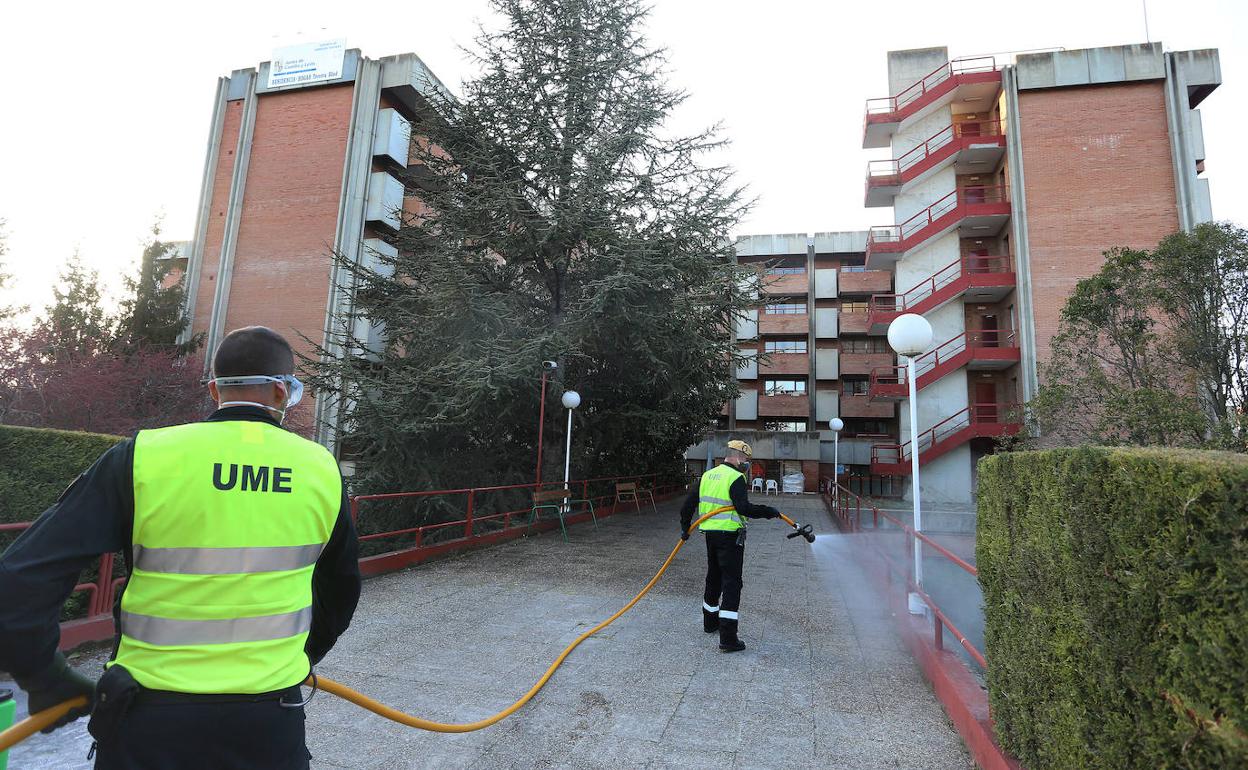 La UME desinfecta la Residencia Puente de Hierro en una imagen tomada el pasado mes de marzo.