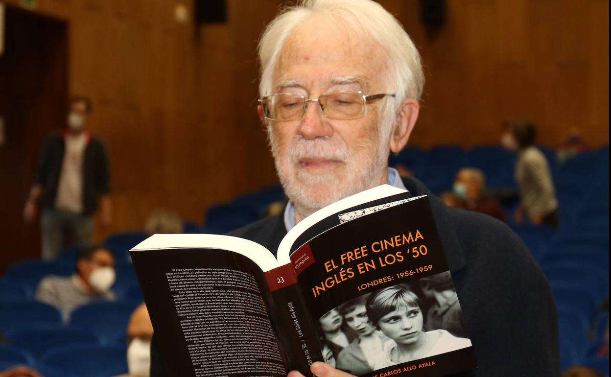 Luis Carlos Allo, con su libro sobre la cultura del cine, en el Aula Mergelina. 