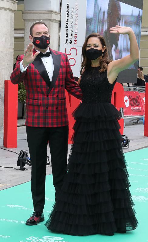 Los presentadores de la gala, Alex O'Dogherty y Eva Marciel.