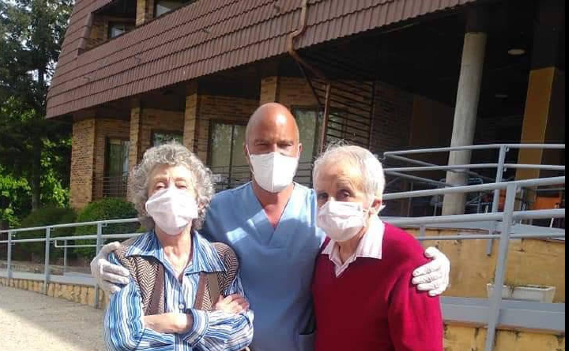 Josefina Alfageme y José María González, junto al fisioterapeuta, en la puerta de la residencia de Riaza. 