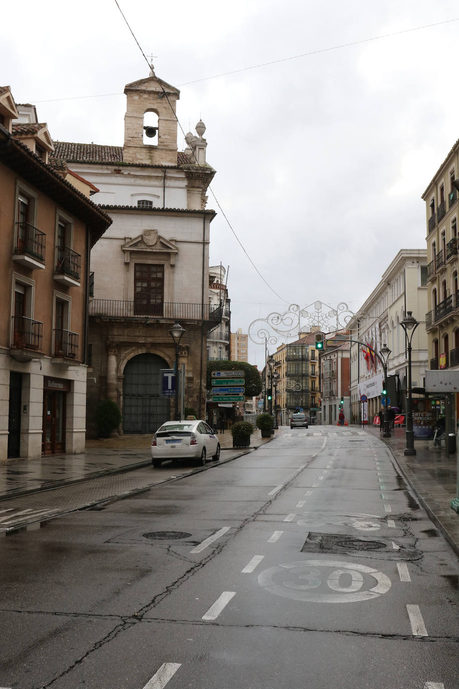 Fotos: Calles casi vacías en Valladolid durante la tarde del domingoqueda