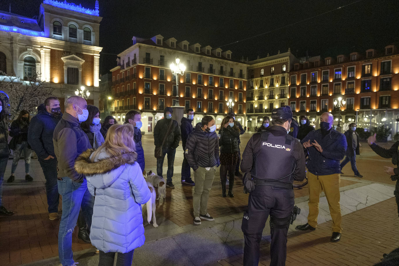 Fotos: Una veintena de denunciados en Valladolid por protestar después de las 22:00 contra el toque de queda