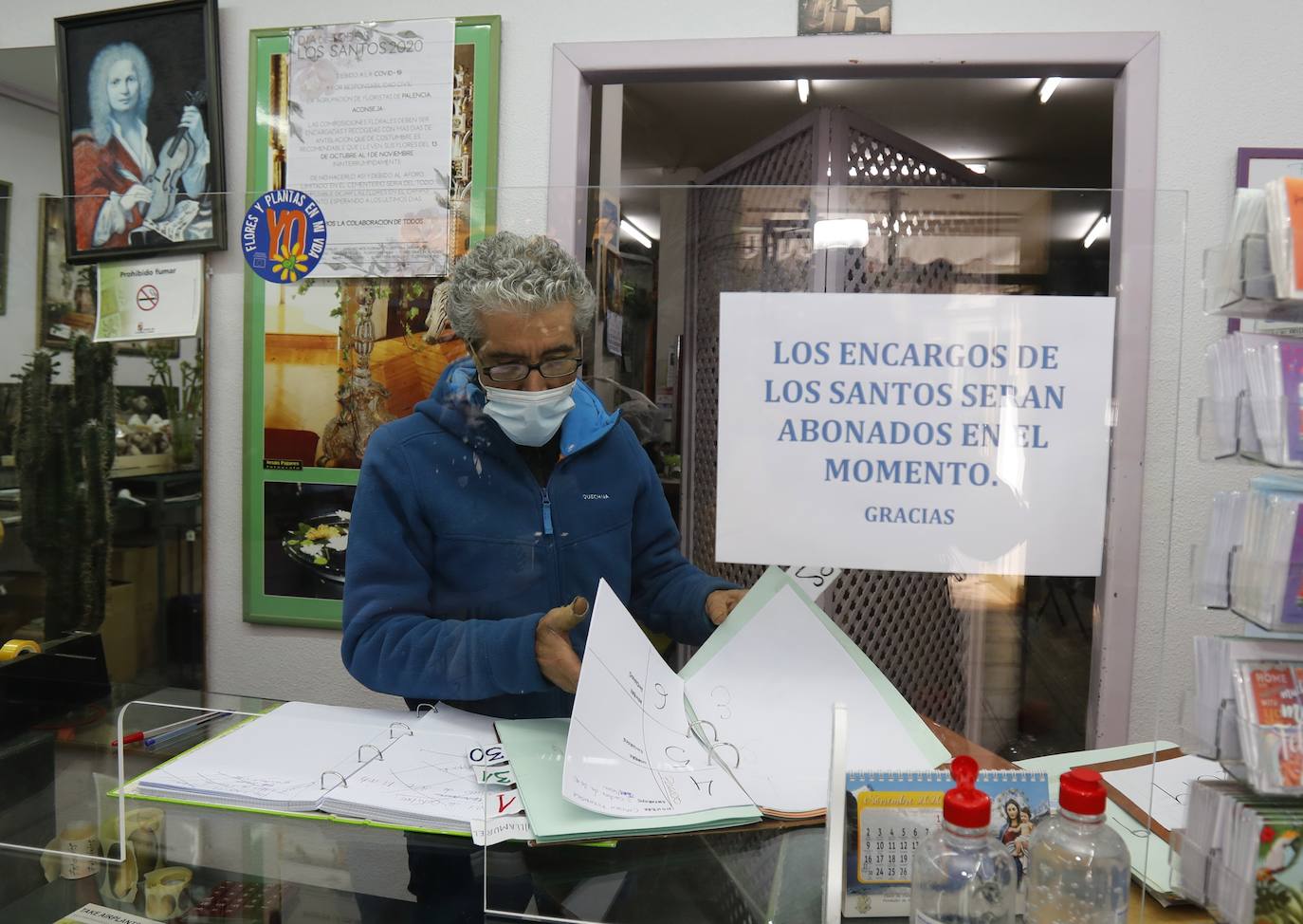 En la floristería Vivaldi se apuntan los encargos a días vista.