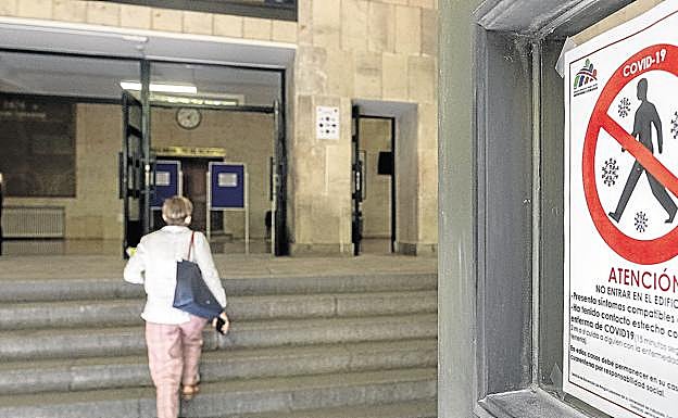 La Facultad de Medicina lucha por rejuvenecer su plantilla de docentes y que más clínicos accedan a dar clases