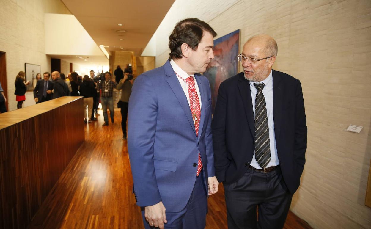 Alfonso Fernández Mañueco y Francisco Igea, en las Cortes.