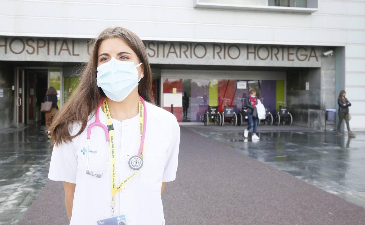 Laura Leal frente al Hospital Río Hortega de Valladolid.