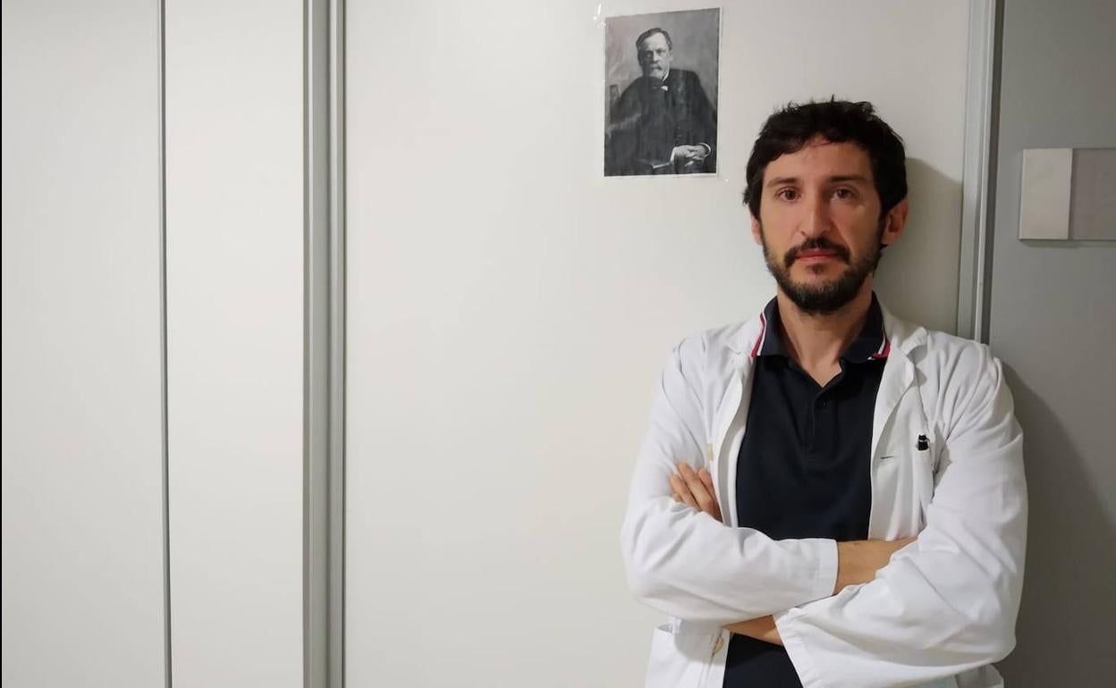 El doctor Luis Buzón, en su despacho.