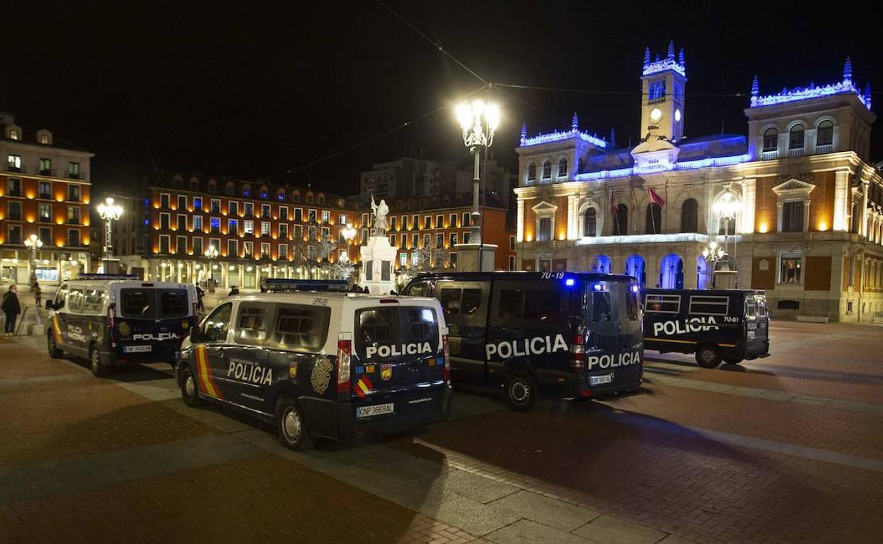 Policía concentrada en la Plaza Mayor de Valladolid el sábado por la noche. 