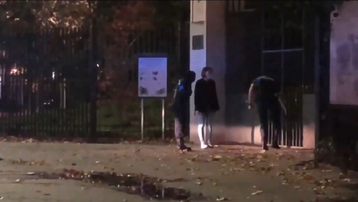 La joven, junto a la Policía ya fuera del parque. 