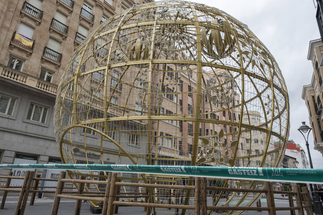 Fotos: Montaje de la bola navideña en la calle Santiago de Valladolid