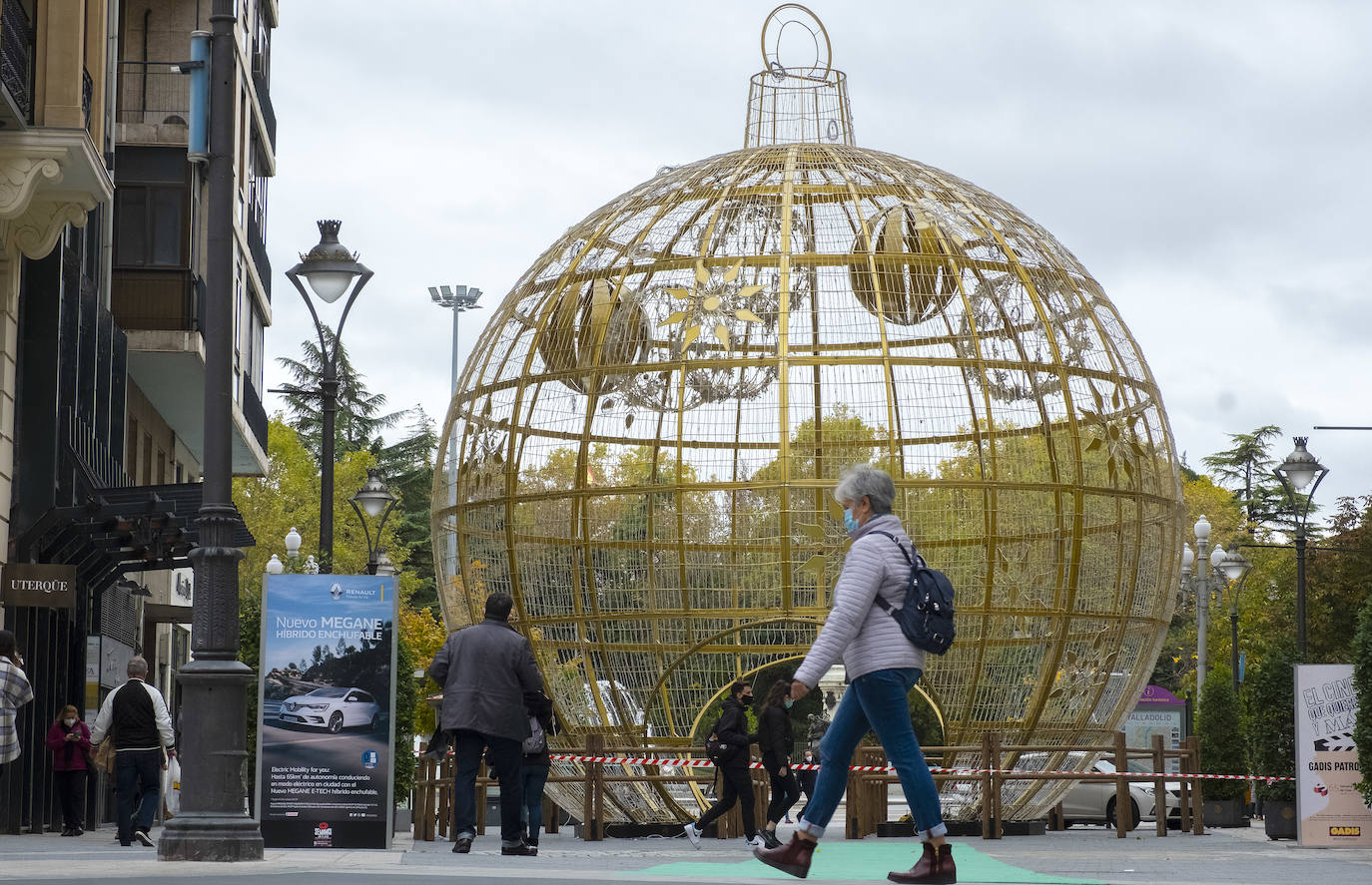 Fotos: Montaje de la bola navideña en la calle Santiago de Valladolid