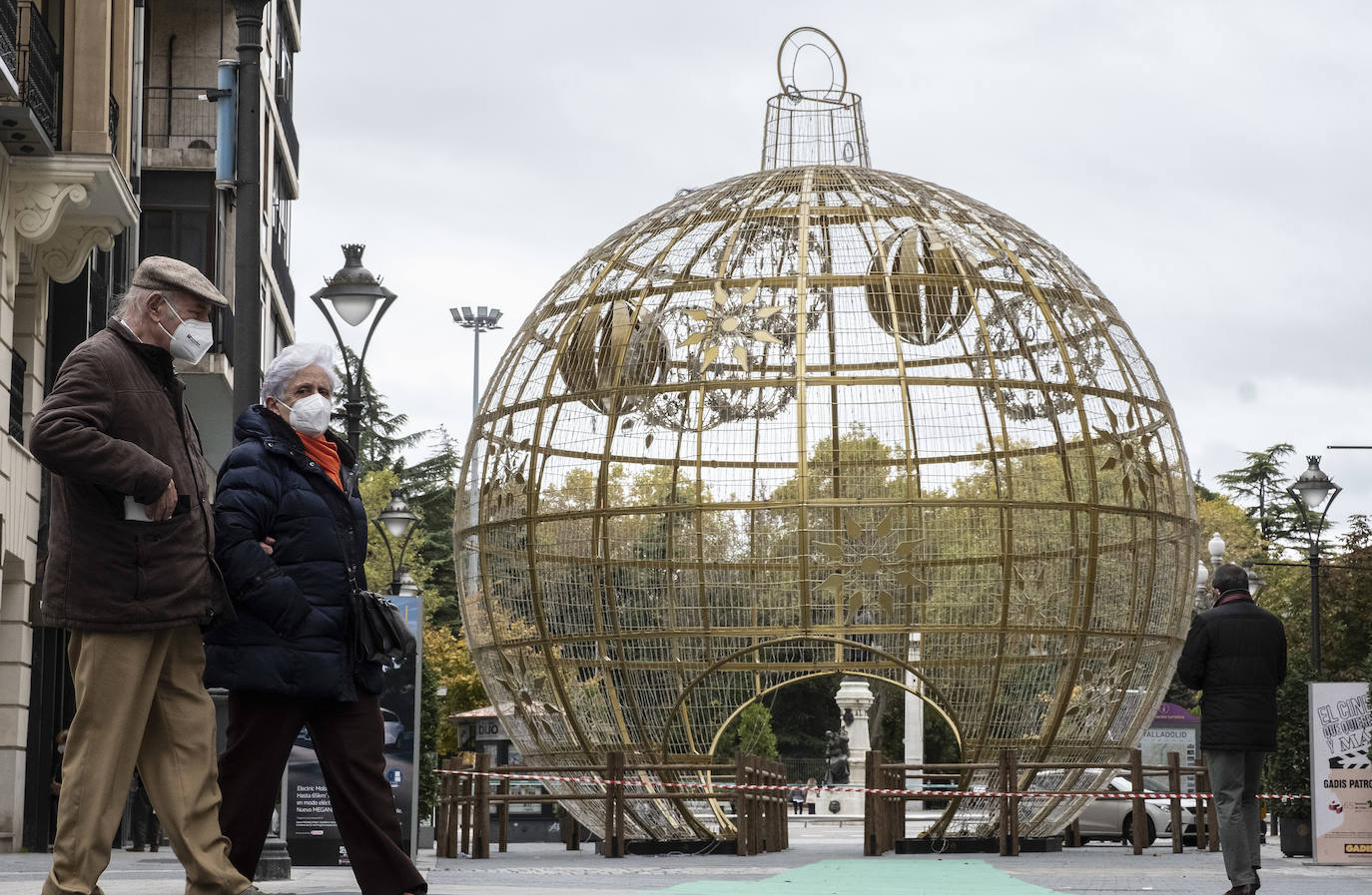 Fotos: Montaje de la bola navideña en la calle Santiago de Valladolid