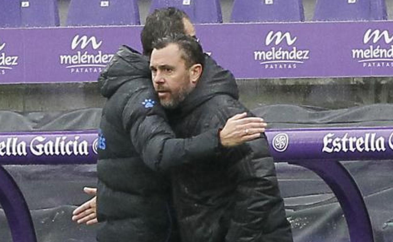 Sergio González recibe el abrazo de Pablo Machín tras la derrota del Real Valladolid ante el Alavés