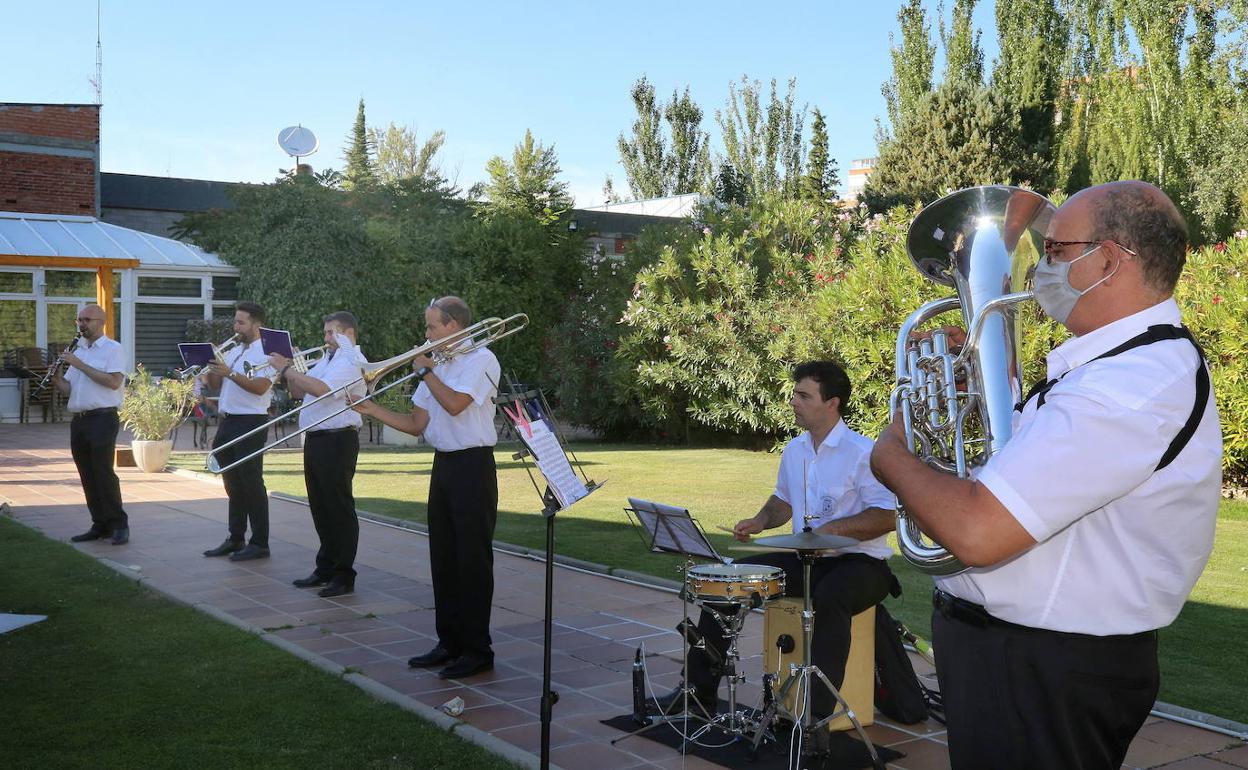 La banda, en el concierto en los jardines del hotel Rey Sancho para agradecer a los propietarios la atención que prestaron al personal sanitario que se alojó allí durante el estado de Alarma.