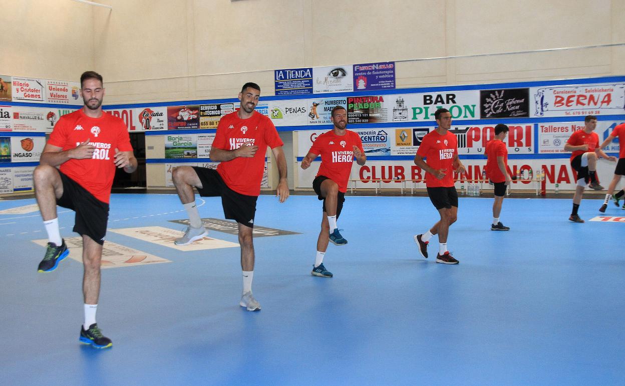 Jugadores del BM Nava, durante un entrenamiento.