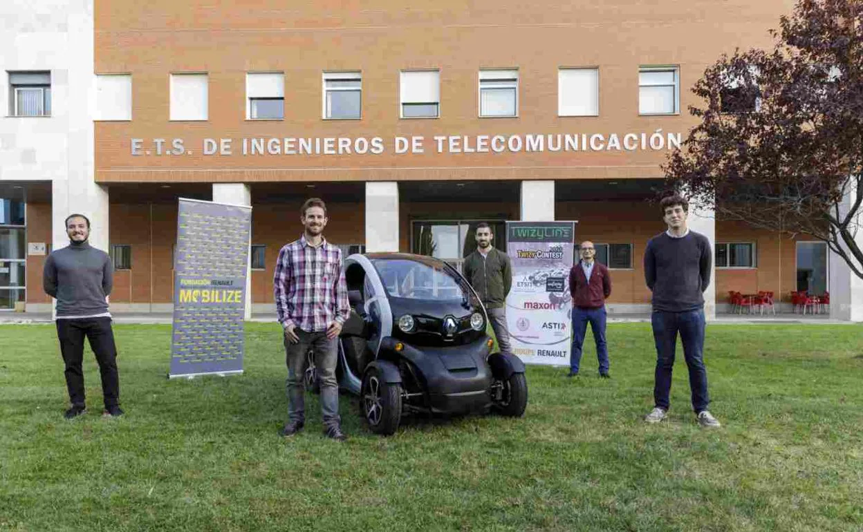 Los alumnos de la UVA que representarán a España en la final del Twizzy Contest recibieron de Renault un twizzy y cheque de 2.000 euros