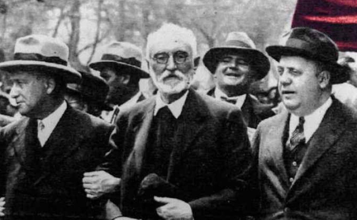 El escritor Miguel de Unamuno, en el centro, en un fotografa de 'Palabras para un fin del mundo'.