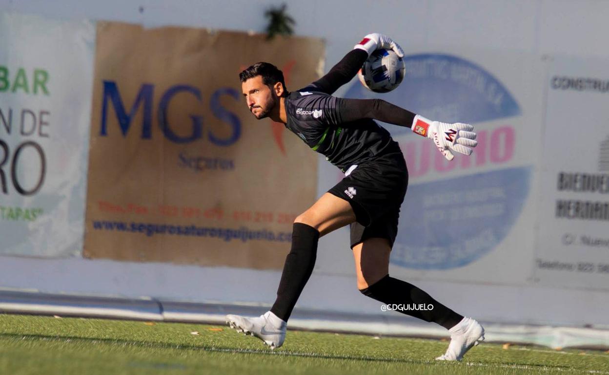 Carlos Molina, durante un partido del CDGuijuelo esta temporada. 