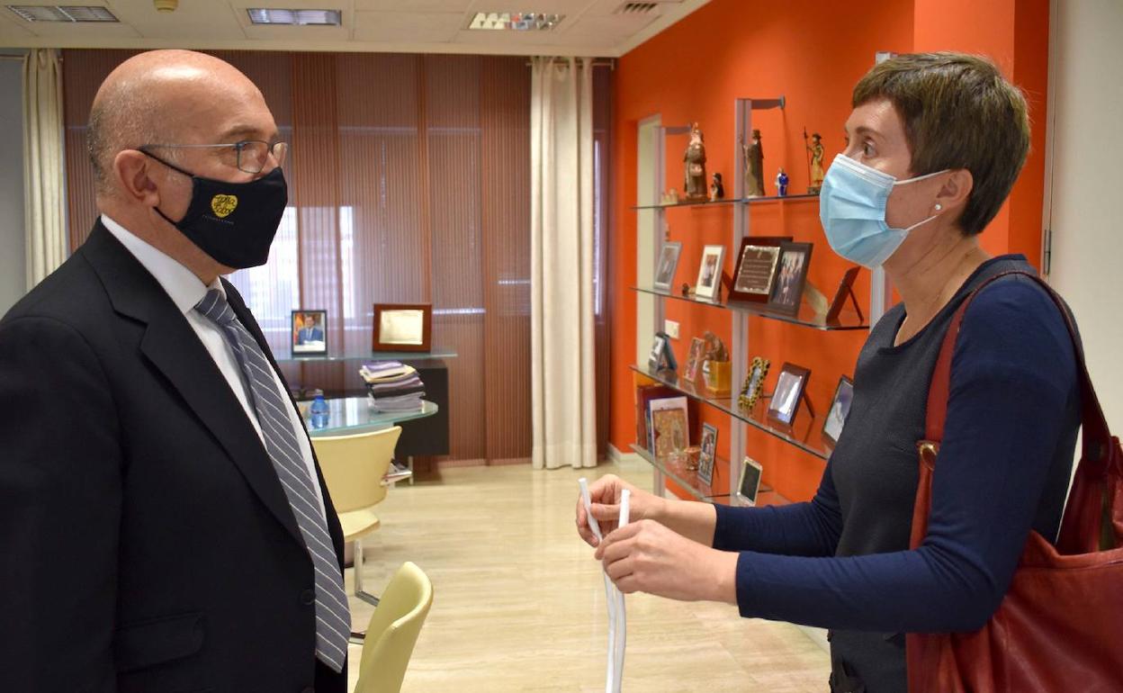 La investigadora Mari Cruz García junto al consejero de Agricultura, Jesús Julio Carnero.