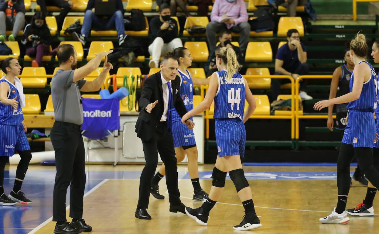 Roberto Íñiguez choca la mano con Karlie Samuelson el pasado sábado ante el Estudiantes.