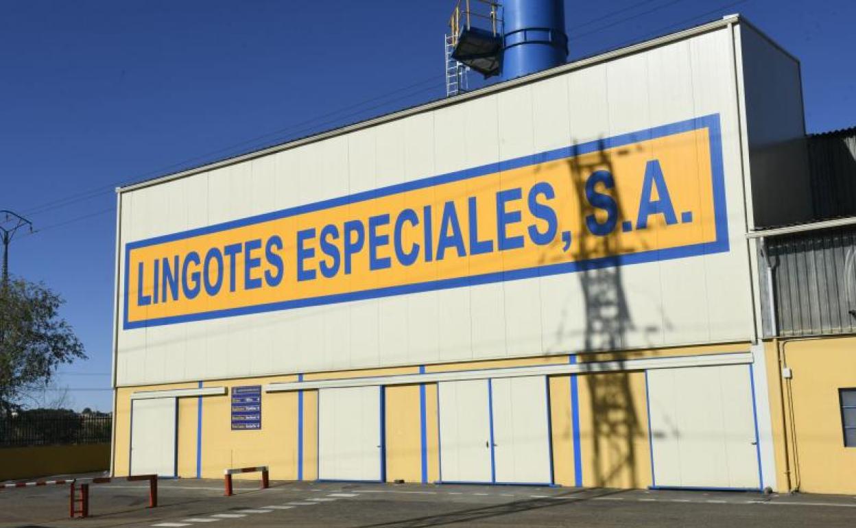 Fábrica de Lingotes Especiales en la carretera de Fuensaldaña.