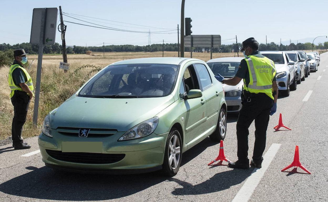 Hilera de vehículos en un control de la Guardia Civil.