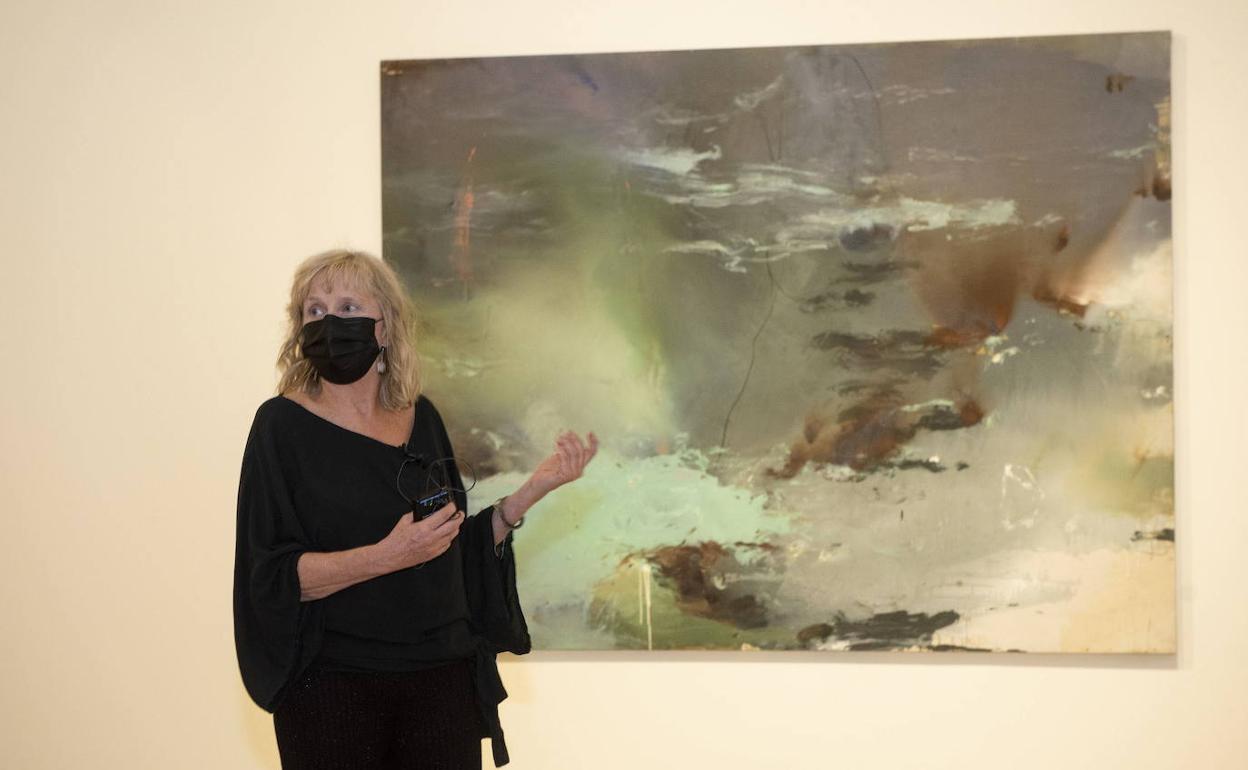 Patricia Azcárate posa delante de una obra en el museo Esteban Vicente. 
