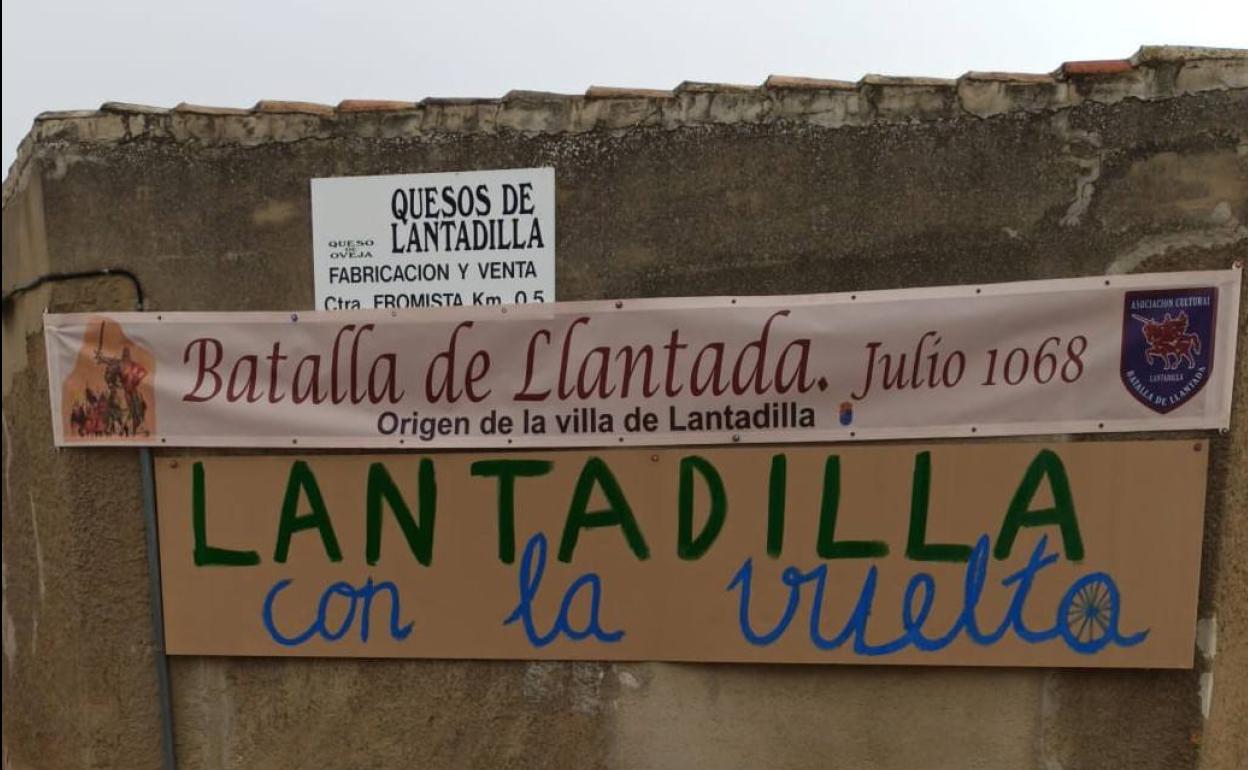 Pancartas para recibir a La Vuelta, en Lantadilla. 