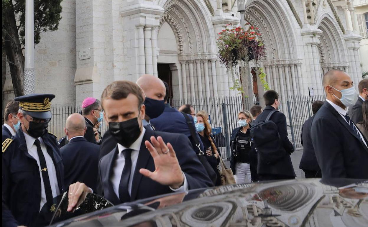 El presidente francés Emmanuel Macron en su visita a Niza. 