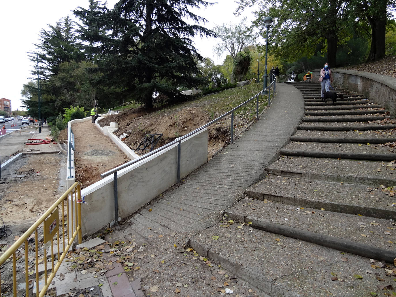 Inicio de la nueva y de la antigua rampa de subida al parque.