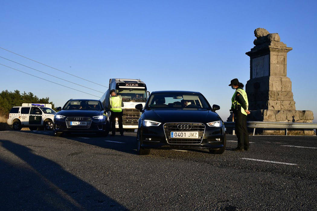 Fotos: Intensidad circulatoria para entrar en Castilla y León por la AP-6 desde Madrid