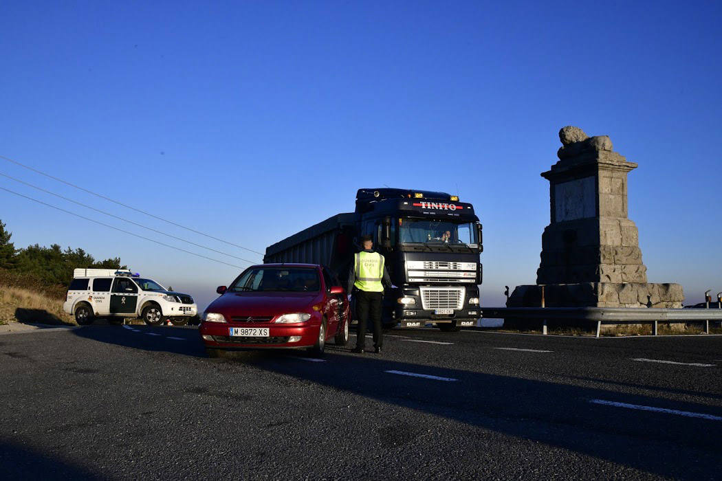 Fotos: Intensidad circulatoria para entrar en Castilla y León por la AP-6 desde Madrid