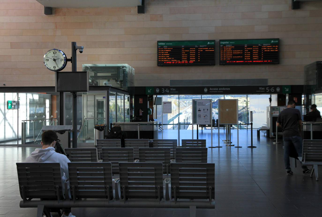 Fotos: Intensidad circulatoria para entrar en Castilla y León por la AP-6 desde Madrid