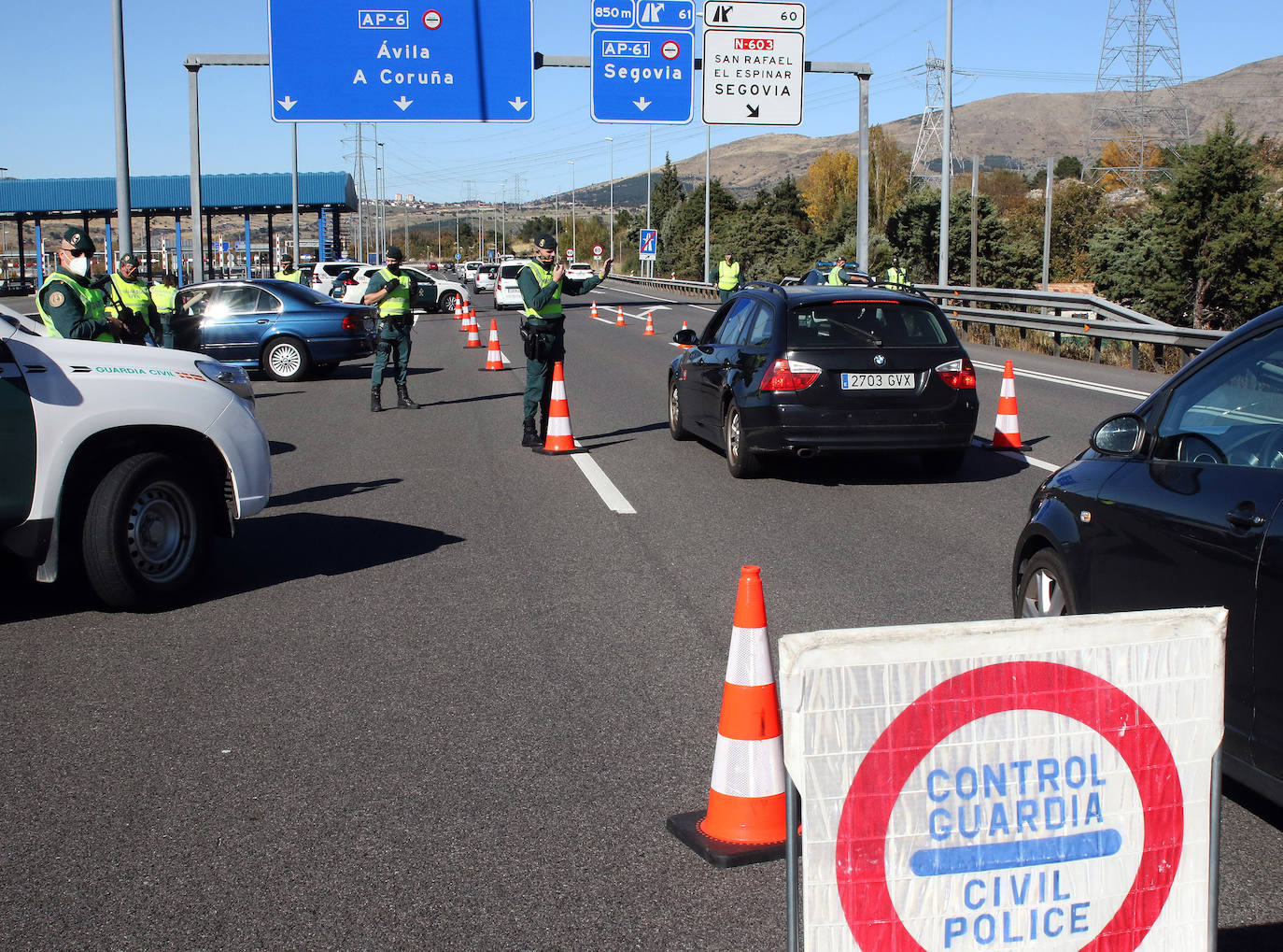 Fotos: Intensidad circulatoria para entrar en Castilla y León por la AP-6 desde Madrid