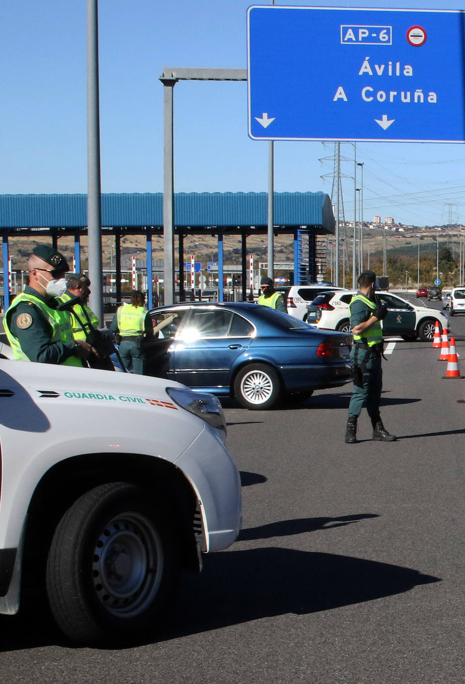 Fotos: Intensidad circulatoria para entrar en Castilla y León por la AP-6 desde Madrid