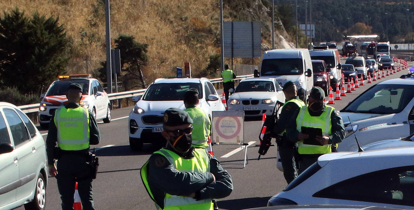 Fotos: Intensidad circulatoria para entrar en Castilla y León por la AP-6 desde Madrid