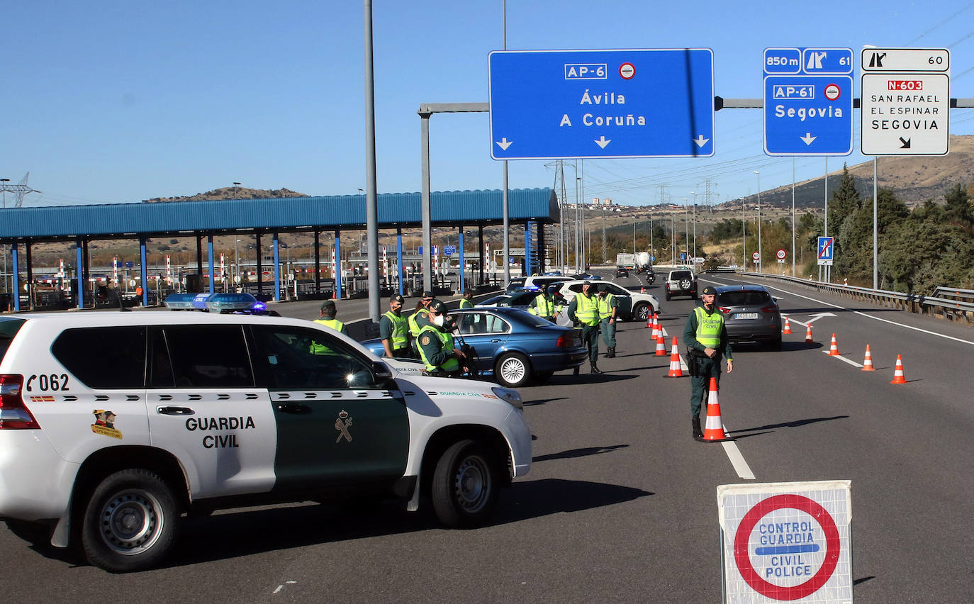 Fotos: Intensidad circulatoria para entrar en Castilla y León por la AP-6 desde Madrid