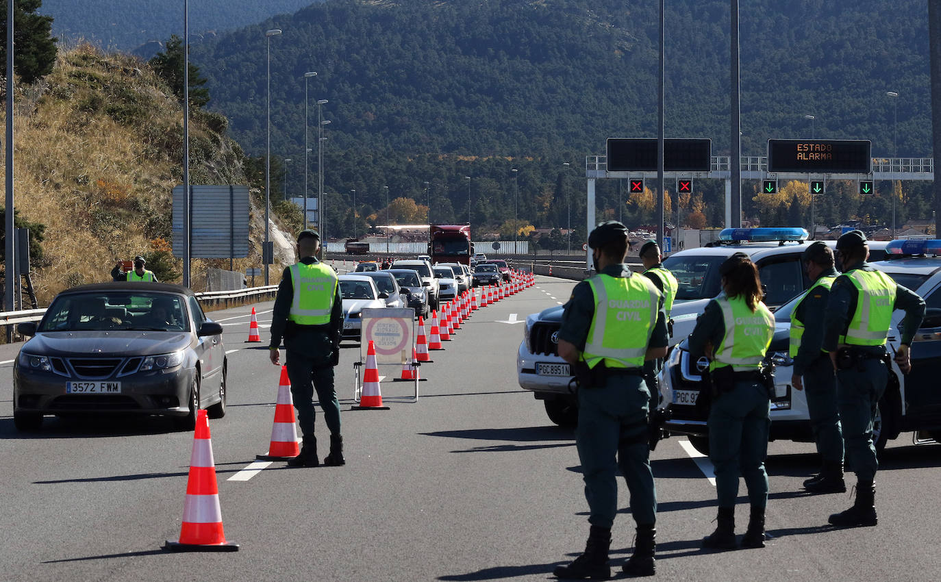 Fotos: Intensidad circulatoria para entrar en Castilla y León por la AP-6 desde Madrid